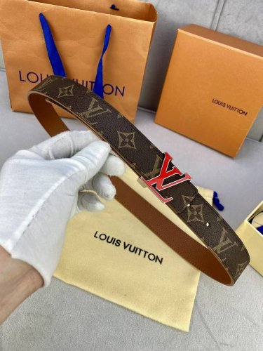 特 3.0宽 Initiales 双面腰带拼接丝滑小牛皮和经典 Monogram 帆布，以两式风尚分别烘托抛光 字母搭扣，与皮具系列单品搭配相宜。