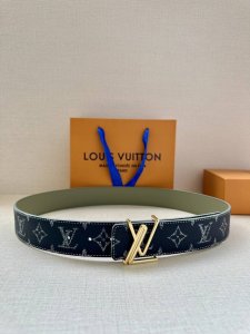 4.0宽: 新款Lv Initiales 双面腰带出自 2025 春夏系列，为渐变帆布点缀缓缓淡出的 Lv 字母和Monogram 花卉，翻转即现光滑皮革。莹泽