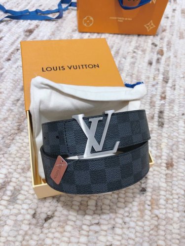 配全套包装礼盒 Louis Vitton 原单实拍 4.0Cm男款 精细打磨钢扣 原版开料 带身双面设计