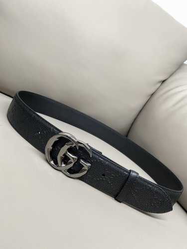 Gucci 古琦 4.0寬Marmont系列印花压纹皮革腰带 Guccio Gucci字母交织图案巧妙融入纹理和材质变化，以印花压纹形式点缀在这款腰带的黑色皮革