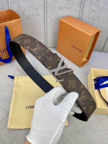特 4.0宽 Pyramide 双面腰带为经典 Monogram 帆布融入 2021 秋冬系列宣言，翻转可见纯色小牛皮。LV Pyramide 搭扣此次焕发漆光