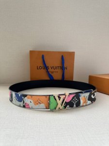 特 P170 本款4.0宽 Lv Initiales 双面腰带出自 Lv Portrait 系列，以拼接图案诠释团结和沟通主题。男女面孔之间穿插 Monogr