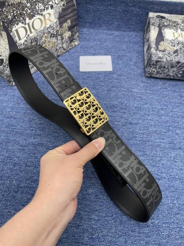 迪奥550 3.5Cm P200 这款 30 Montaigne Avenue 腰带从同名手袋汲取灵感，采用黑色光滑 牛皮革精心制作，质感柔软，设计优雅，饰以富
