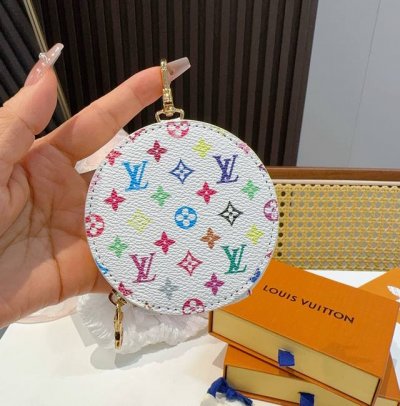 Louis Vuitton老花包包挂饰、小零钱包。Lv包饰挂件钥匙扣、独家原单货，标志性老花超级百搭，可放钥匙或小零钱，确实精致。手感真的很赞