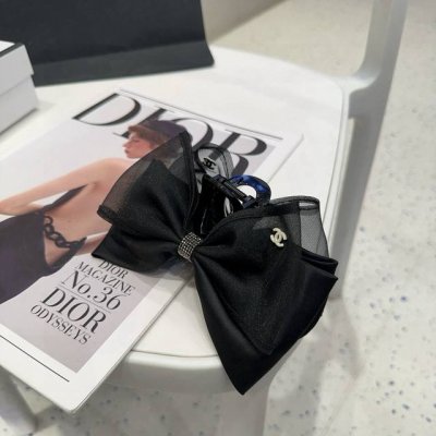 配包装盒 Chanel 香奈儿 最新款小香抓夹，超级好看！名媛范儿十足，小仙女必备