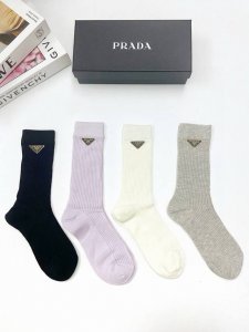 配包装 DDD 一盒4 双 DDD Prada 普拉达 经典字母Logo 超薄无骨中筒袜，纯棉 条纹小腿袜 堆堆袜 DDD Ins爆款！专柜在售Ing 原单货！