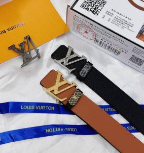 皮带：Lv..路易..威登顶级复刻. 腰带：原单品质百分百头层牛皮，保证真皮。雕花镂空工艺.真空电镀.永不掉色.24K纯钢扣头层小牛皮荔枝纹双面两用专柜同等质量