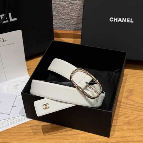 香家新款女士腰带 这款采用双面小牛皮腰带，带尾饰有品牌的Logo，带身柔软细腻，质感非常好，搭配金属五金， 简单优雅知性的搭配，搭配牛仔裤或西装都可以. 宽度：