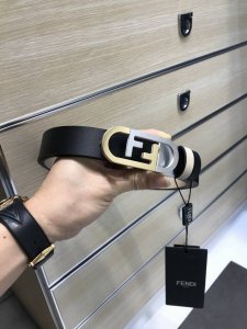特P210 配送专柜包装 打孔针 新款 Fd 宽30Mm 标志造型皮带，双F 双层F尾夹扣式带扣，双面原版进口小牛皮黑杏搭配，支持Nfc 芯片 ，镀金表面金属制