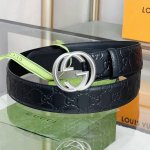 Gucci Signature皮革腰带 意大利原版皮 互扣式双G带扣腰带，采用热压印技术的Gucci Signature皮革精制而成，触感厚实，印花图案清晰分明