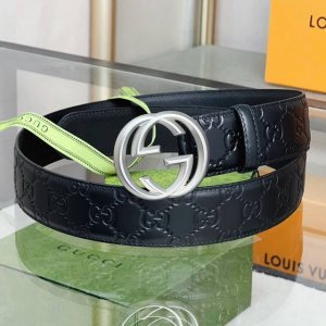 Gucci Signature皮革腰带 意大利原版皮 互扣式双G带扣腰带，采用热压印技术的Gucci Signature皮革精制而成，触感厚实，印花图案清晰分明