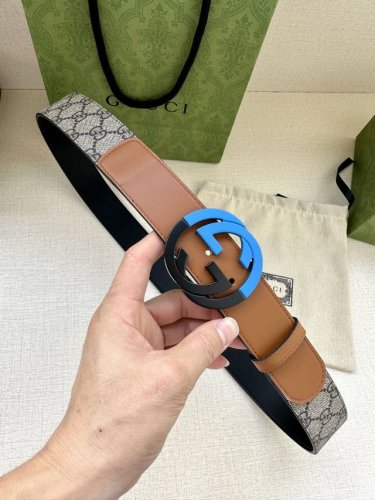 宽度4.0Cm Gucci 这款腰带在品牌系列中惊艳亮相，采用以经典颜色 乌木色组合呈现的品牌双G字母交织图案，与选用头层牛皮材质相得益彰。双色五金效果，突显时