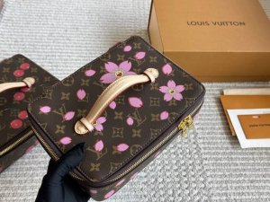 配盒 Size:23*17Cm ～出差！出游！超级方便！ 所有化妆品统统装下 带内胆～超实用 L家 Nice化妆包 配置进口变色皮哦！ 搜索 Lv 化妆包