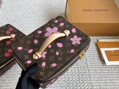配盒 Size:23*17Cm ～出差！出游！超级方便！ 所有化妆品统统装下 带内胆～超实用 L家 Nice化妆包 配置进口变色皮哦！ 搜索 Lv 化妆包