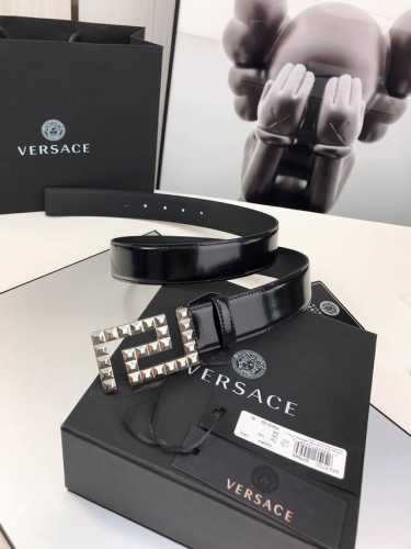 范思哲Versace，这个经典的腰带由柔软的小牛皮制成，配有方形扣和精致的金属元素，路人上有希腊风格。3.5Cm宽