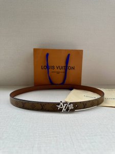 2.0宽 本款 Lv Iconic 双面腰带以纤细剪裁迎接新季，搭配新款标志性 Iconic 搭扣，无论展现 Monogram Reverse 帆布或素雅牛皮革