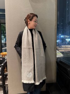 香奈儿2025美到炸街的新款 姑娘们赶紧入手啦！ 依旧是香奈儿独有的色调 真的是无敌经典。不是俗气的漂白。就本色调，带点米的高级配色。～百分百纯山羊绒～让人爱不