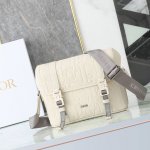 Dior Hit The Road 翻盖信使包 米色Dior Gravity 印花效果皮革和米色粒面牛皮革 P40,000 编号:1Espo333Llg_H11
