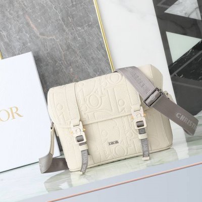 Dior Hit The Road 翻盖信使包 米色Dior Gravity 印花效果皮革和米色粒面牛皮革 P40,000 编号:1Espo333Llg_H11