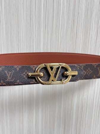 当季新款，腰带取材雍容牛皮革和 Monogram 帆布，便于随心切换两 式风尚。路易威登手写体标识化身为宽幅金属搭扣，于中央点亮视线 焦点，可为休闲和正式造型注 - 点击图像关闭