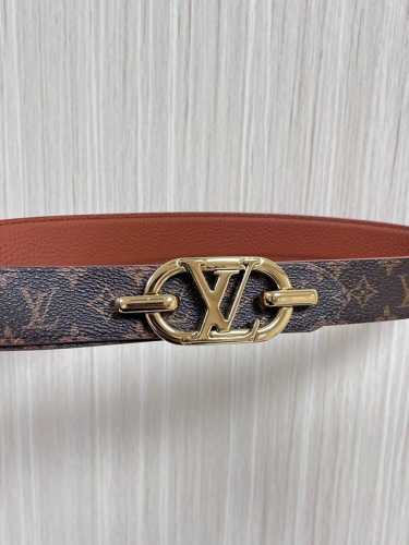 当季新款，腰带取材雍容牛皮革和 Monogram 帆布，便于随心切换两 式风尚。路易威登手写体标识化身为宽幅金属搭扣，于中央点亮视线 焦点，可为休闲和正式造型注