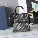 顶级原单 Diorsafari North-South 小号手袋 这款 Safari North-South 手袋是二零二四春季男装系列新品，兼具高雅风范与实用