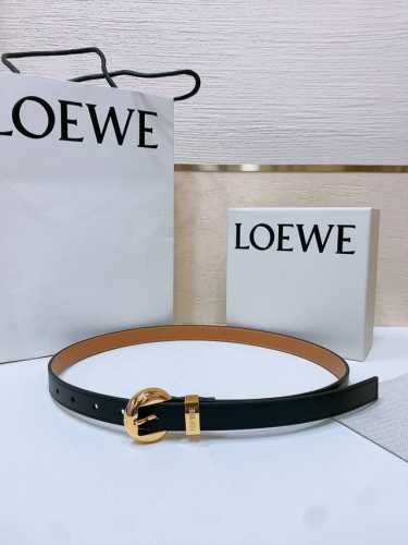 Loewe 罗意威专柜最新同款腰带 选用光滑牛皮革窄款腰带 配有Anagram Pebble针扣 卓越的工艺 个性的造型 精美的材质 宽:2.0Cm