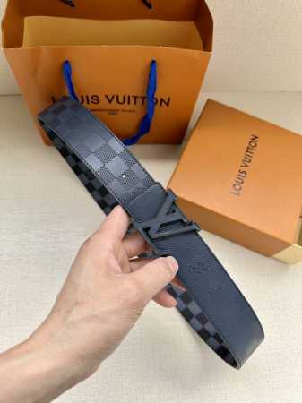 特 本款4.0宽Lv Initiales 双面腰带聚焦品牌经典 Damier 格纹，以 Damier Graphite 帆布和 Damier Infini 皮革 - 点击图像关闭