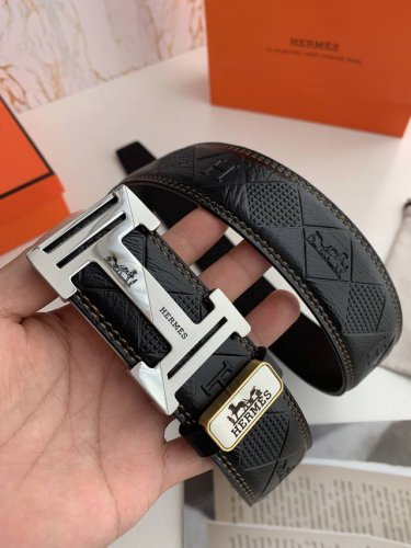 品名： 爱玛仕.Hermes原单 型号：挂扣，经典H花纹纯钢质扣头，图片实物拍摄 材料：双面头层牛皮，挂扣系列，纯钢质扣头，钯镀电镀工艺五金永不掉色。带身可双面