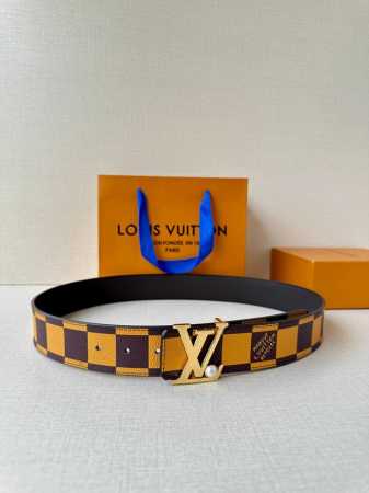 本款4.0宽 Lv Initiales 双面腰带出自 春夏男装秀场，为 Damier pop 帆布浸染潮流新色，翻转可见光滑素雅牛皮革。Lv 字母搭扣与崭新 L - 点击图像关闭
