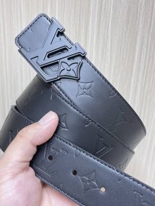 4.0宽，当季新款，双面牛皮，一面平纹压花，一面平纹底，搭配精品烤漆黑花朵扣头，时尚，美观大方。