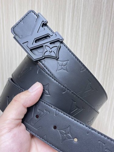 4.0宽，当季新款，双面牛皮，一面平纹压花，一面平纹底，搭配精品烤漆黑花朵扣头，时尚，美观大方。