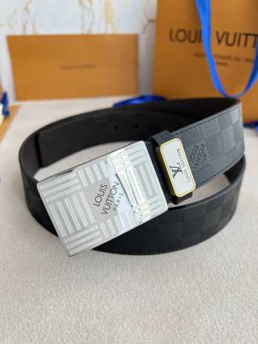 品名： Lv..路易..威登腰带皮带原单 型号：挂扣，经典纯钢材质挂扣，头层牛皮，图片实物拍摄 材料：头层牛皮，挂扣系列，纯钢材质扣头，钯镀电镀工艺永不掉色。原