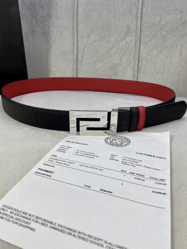 宽度3.5Cmversace 范思哲 此款柔软的手掌纹皮带饰有一个几何形状的希腊回纹别扣，既时尚又优雅。