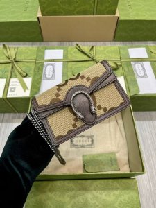 顶配版 Gucci Meo Vintage斜挎包，迷你包在无边序曲系列中脱颖而出，在复古格调中注入现代设计精髓。迷你手袋装饰椭圆形皮革标签，搭配品牌标志性元素猫