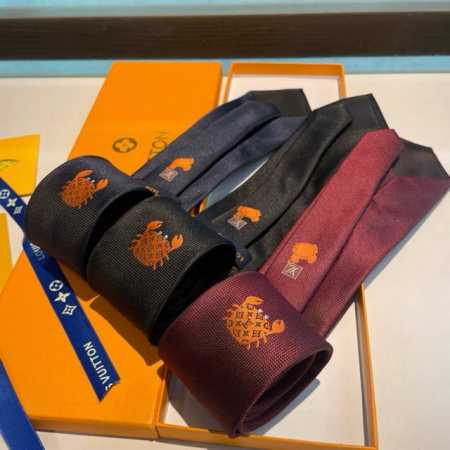 Lv Crab 桑蚕丝领带浸染深邃色调，于醒目海滩动物刺绣融入标志性 Monogram 图案，为华美设计注入盎然意趣。 7 X 148 厘米 高 X 长度 10 - 点击图像关闭