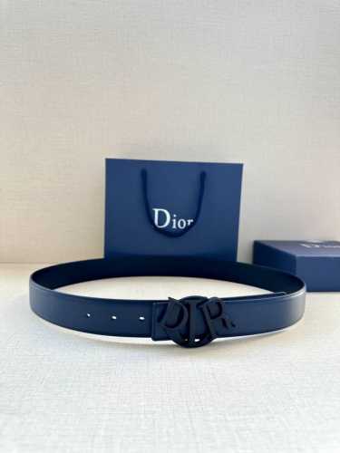 宽度3.5Cm 这款 Dior Charm腰带不锈钢扣以金色饰面图案设计重新演绎经典的 Dior 标志。可搭配各式35毫米腰带，打造时尚高雅的造型。