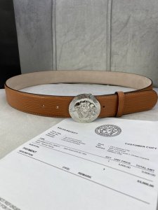 宽度4.0Cm 范思哲 此款水波纹 腰带饰有标志性的Versace美杜莎头像扣，彰显品牌格调。是一款精美的衣橱必备单品。