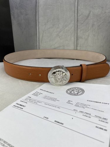 宽度4.0Cm 范思哲 此款水波纹 腰带饰有标志性的Versace美杜莎头像扣，彰显品牌格调。是一款精美的衣橱必备单品。