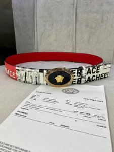 特 宽度4.0Cm Versace 范思哲 此款palazzo腰带采用牛皮革面料制作，并饰有le Pop Classique图案印花和标志性的椭圆美杜莎五金配件