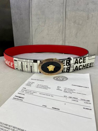 特 宽度4.0Cm Versace 范思哲 此款palazzo腰带采用牛皮革面料制作，并饰有le Pop Classique图案印花和标志性的椭圆美杜莎五金配件