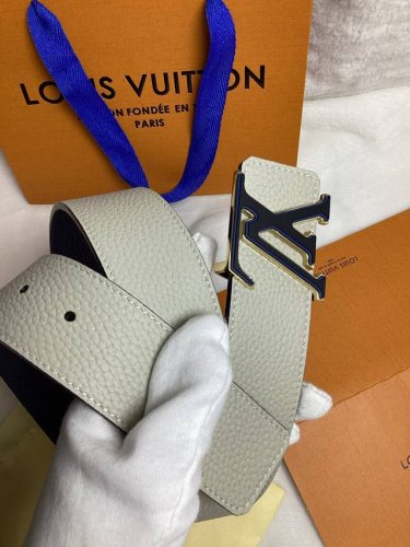 原单双面头层牛皮荔枝纹带身：白色. 兰色双色一体，正反两面可用，搭配原单钢扣，原产皮料定制，专柜宽度3.8宽