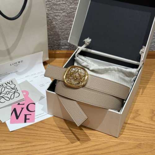 意威新款女士腰带 Ewe 意威腰带 宽2.8Cm 双面皮，两面都可用，饰有抛光椭圆形针扣 卓越的工艺 个性的造型 精美的材质. 宽度：28毫米