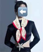 新款 香奈儿 2025 星座方巾 真丝斜纹绸 精致手工卷边质感高级 触感柔滑 将星座元素与品牌经典的小香风格巧妙结合 呈现出独特的梦幻联动效果 色彩丰富且百搭