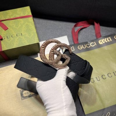 古奇 宽4.0Cm 新款 各式百搭单品继续为Gucci 早春系列添姿加彩。这款黑色腰带以Gg橡胶效果皮革匠心打造，配以方形腰带扣，为日常造型注入别样魅力