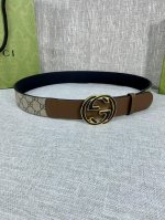宽度4.0Cm Gucci 这款腰带在春夏系列中惊艳亮相，采用以标志性米色 乌木色组合呈现的品牌双G精品钢扣字母交织图案，与黑色皮革材质相得益彰。双G搭扣采用做