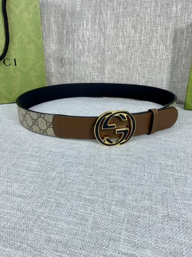 宽度4.0Cm Gucci 这款腰带在春夏系列中惊艳亮相，采用以标志性米色 乌木色组合呈现的品牌双G精品钢扣字母交织图案，与黑色皮革材质相得益彰。双G搭扣采用做