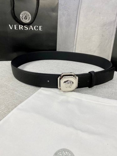 宽度：4.0Cm 范思哲 万象纹腰带饰有标志性的Versace美杜莎头像扣，彰显品牌格调。是一款精美的衣橱必备单品。