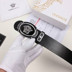 范思哲 Versace 世界著名奢侈品品牌，经典商务休闲，高档腰带 ，精致的手工艺制作，采用100%牛皮带身，搭配 .经典爆款扣 ，宽度3.8Mm，手感极佳。上
