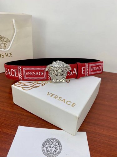宽度4.0Cm Versace 范思哲 爆款十字纹印花搭配经典人头：此款腰带配有醒目的美杜莎头像搭扣，可为任何造型增添几分立体雅致效果。